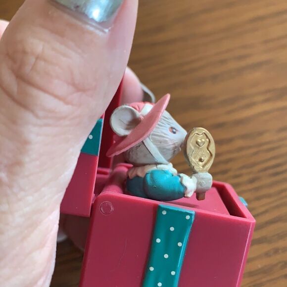 Vtg 1984 Enesco girl mouse in bonnet in a present Christmas tree ornament - Picture 7 of 7